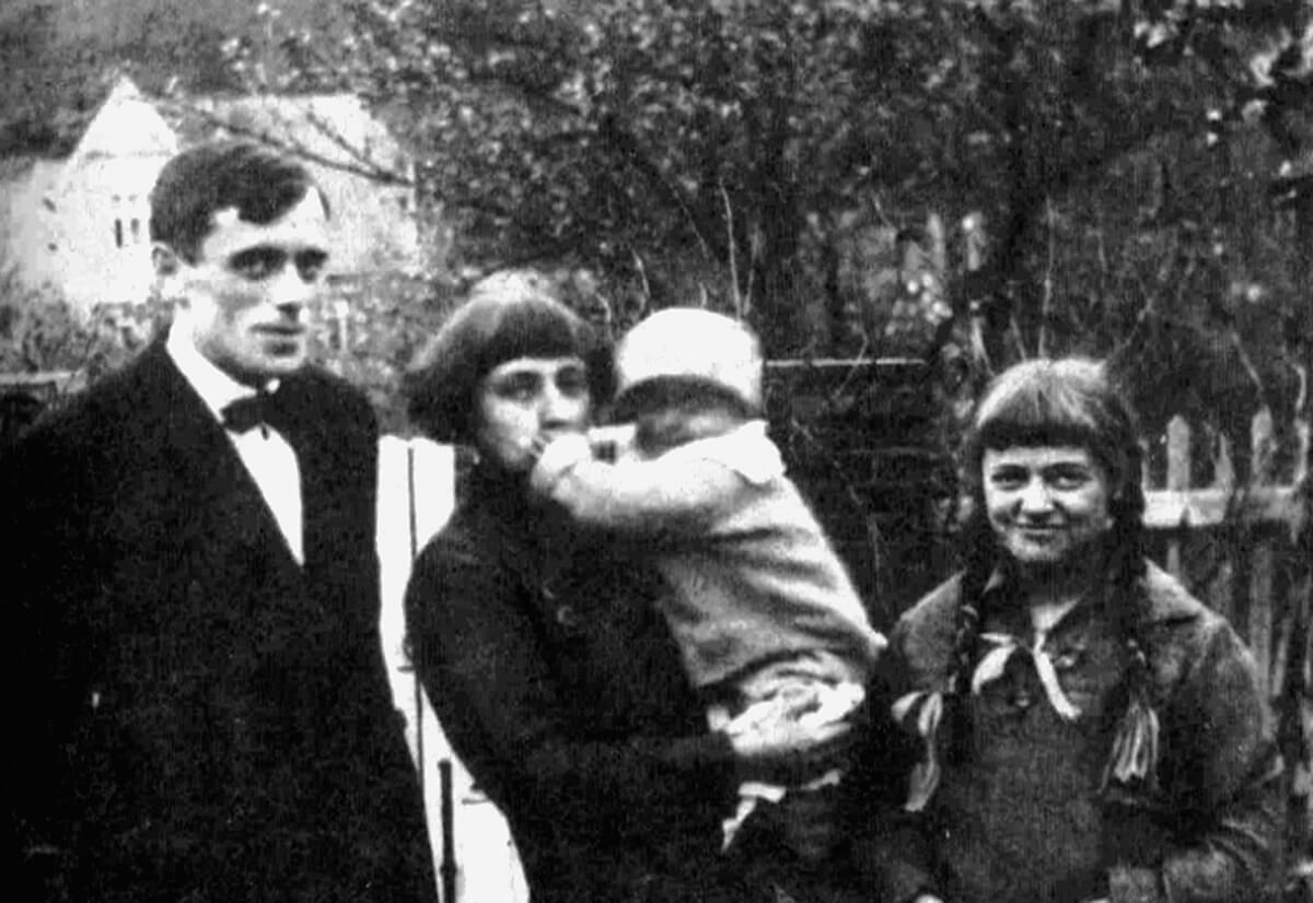 Marina Tsvetaeva with her husband and children. Much of her diaries from this period are about bread, how to get it, which baby to feed first when you find it. 