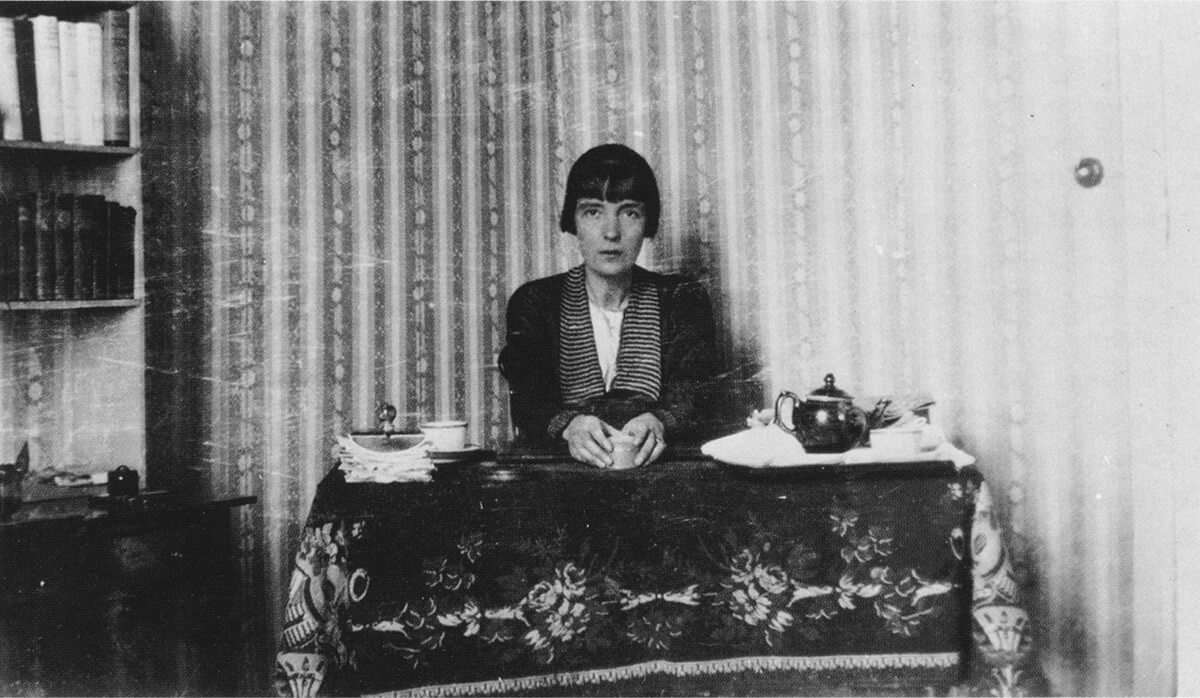 Katherine Mansfield photographed in England sporting a “Japanese-influenced hairstyle,” three years before her death in Switzerland at the age of 34.