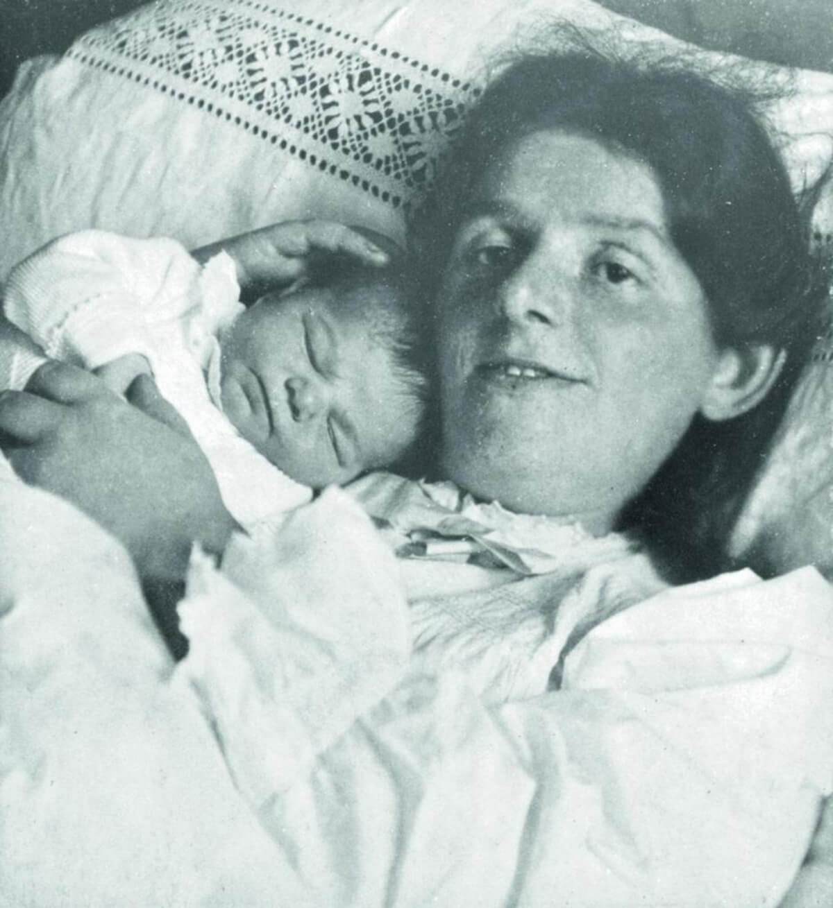 Paula Modersohn-Becker photographed with her daughter. She died 18 days after giving birth, at the age of 31. 
