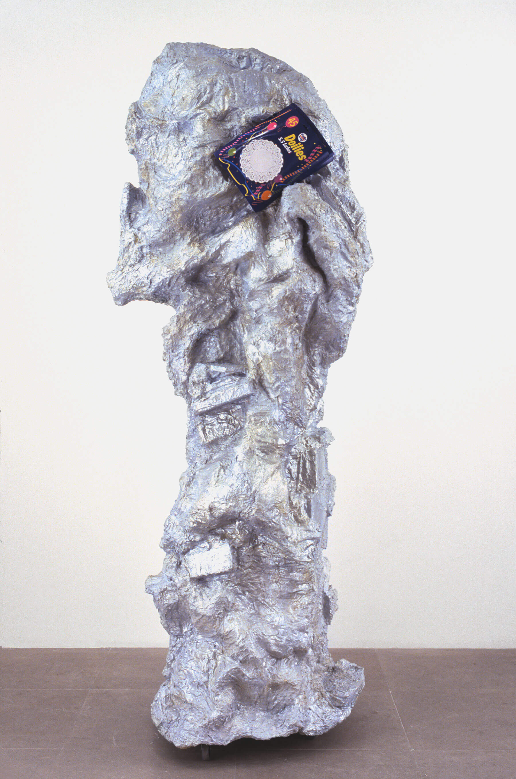  Rachel Harrison, <em>Hail to Reason</em>, 2004. Wood, chicken wire, polystyrene, cement, acrylic, doilies, wheels, portable DVD player, and Fleischmanns's Auction (2003) video, color/sound  100 x 39 x 36 inches (254 x 99.1 x 91.4 cm) Video: 27:44 min (looped)