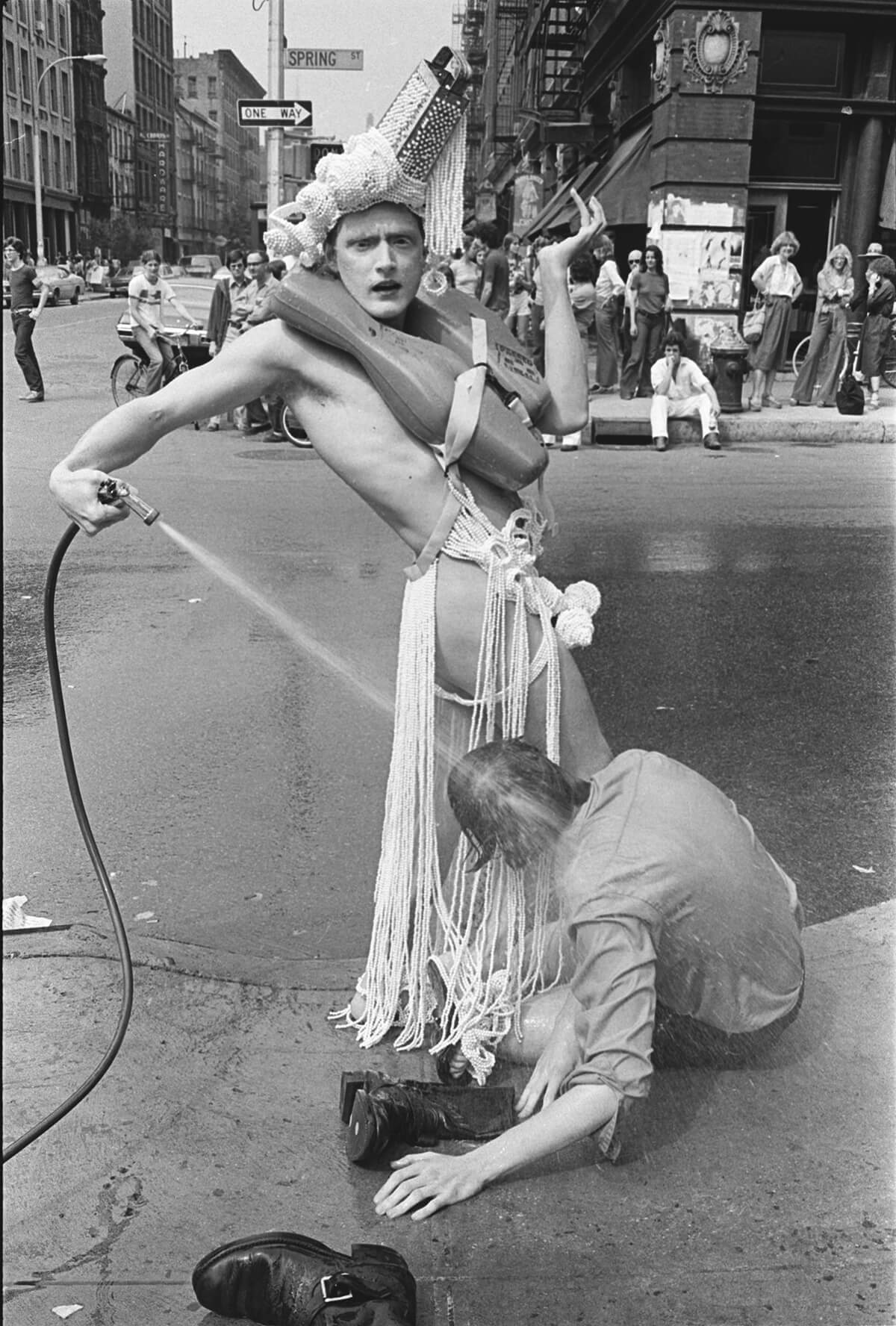 Allan Tannenbaum, <em>Stephen Varble – Fountain of Safety – SoHo</em>, 1975, archival pigment print, 30x20 in. © Allan Tannenbaum 1975. Courtesy of the artist and SoHo Blues Gallery.