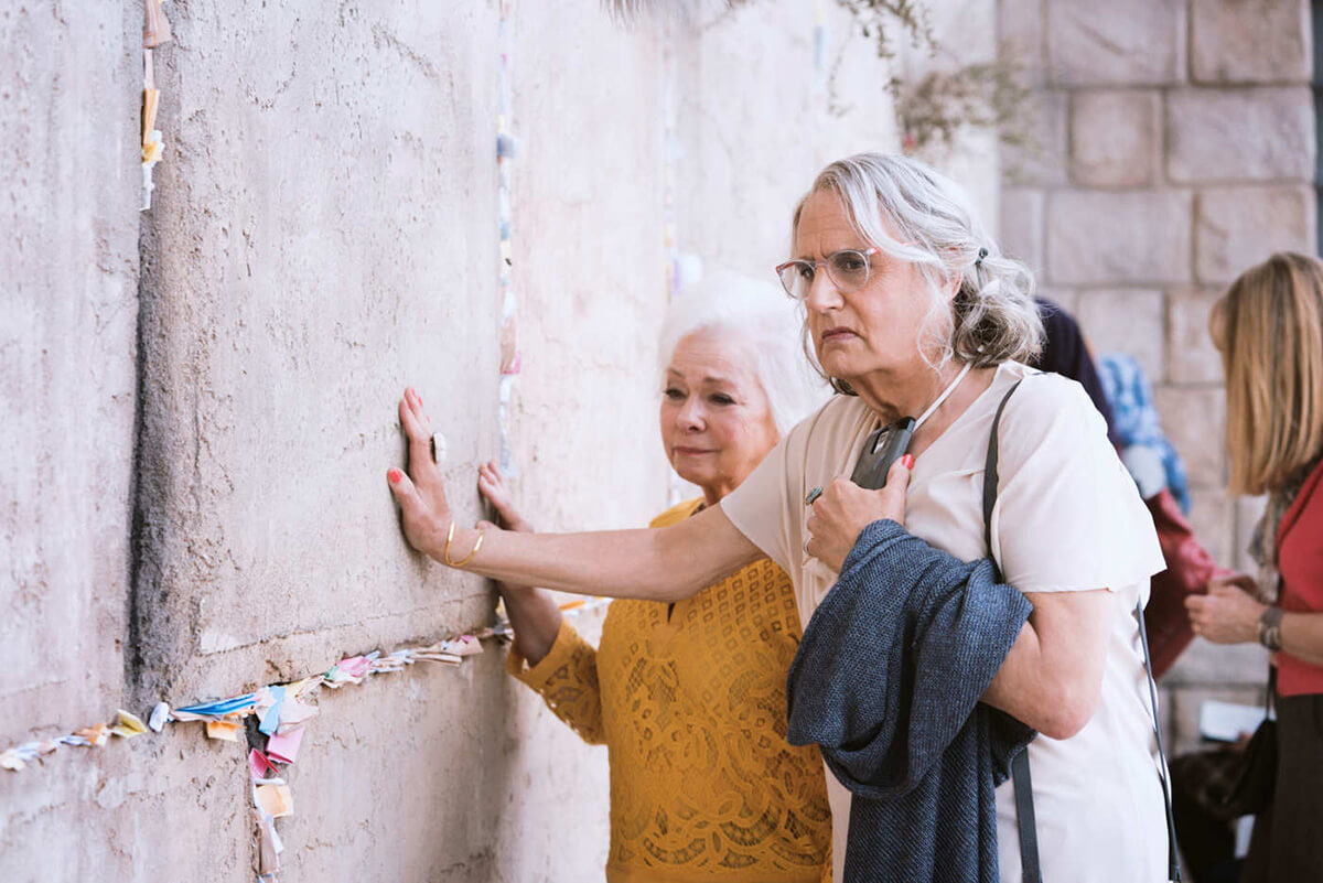 <em>Transparent</em>'s Maura (Jeffrey Tambor) at the Wailing Wall.