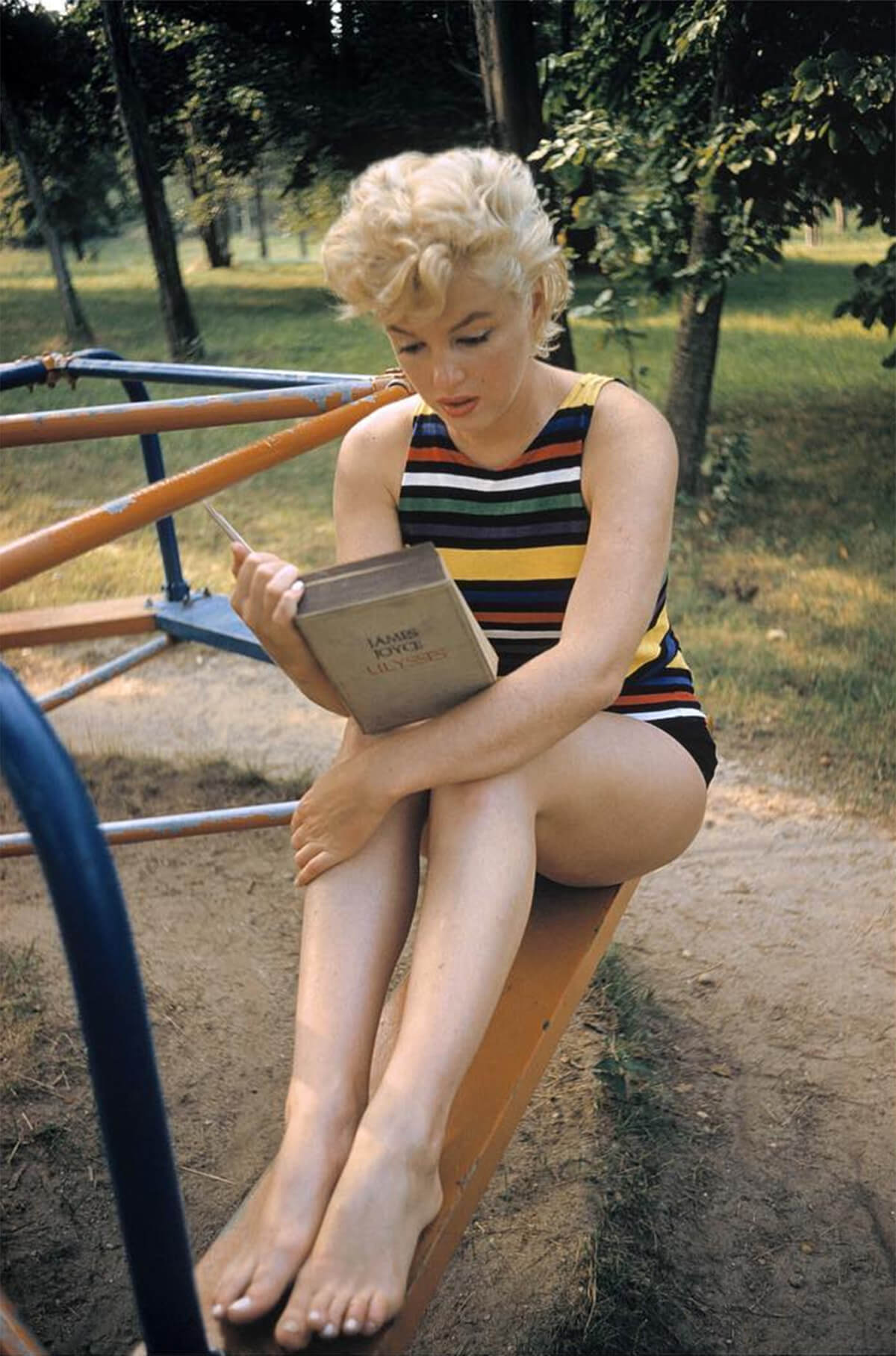 Eve Arnold, <em>Marilyn Monroe reading Ulysses</em>, 1955.