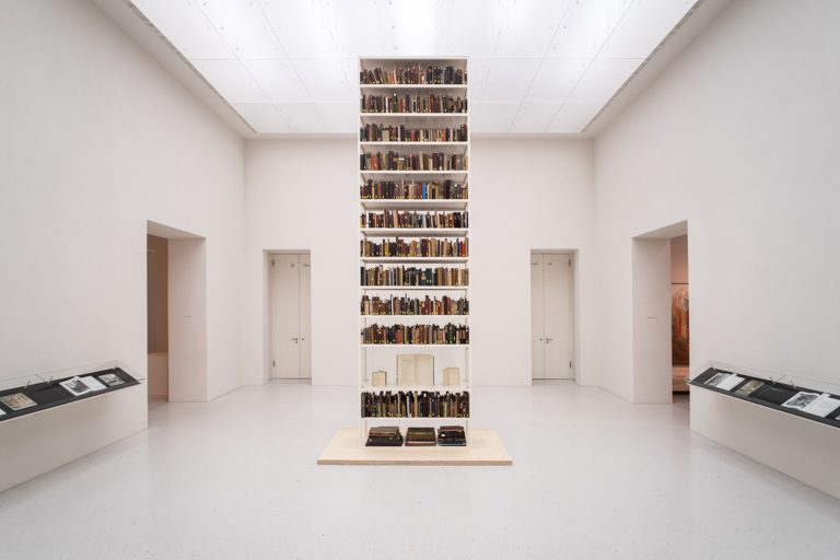 Maria Eichhorn, <em>Unlawfully acquired books from Jewish ownership</em>, 2017. Installation view, Neue Galerie, Kassel, © Maria Eichhorn/VG Bild-Kunst, Bonn 2017. Photo: Mathias Völzke